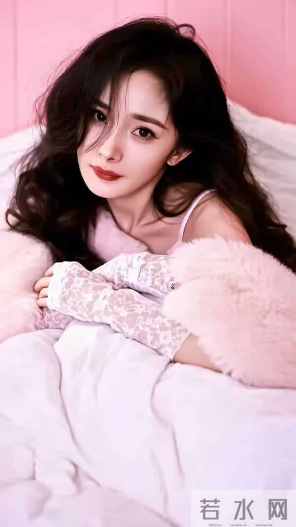 杨幂身材管理太卷！曲线玲珑成时尚标杆