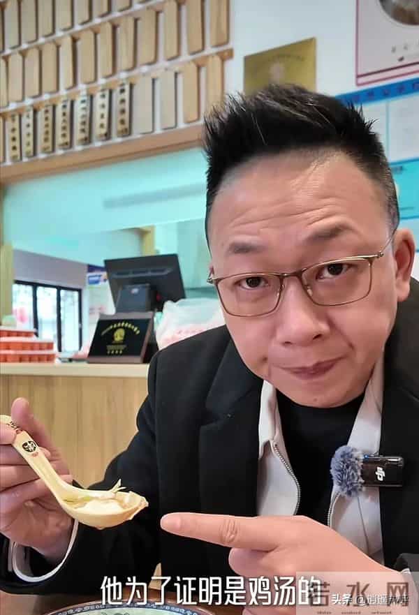 他曾是央视主持，却因“任性”引起领导不满，如今54岁在街头吃播