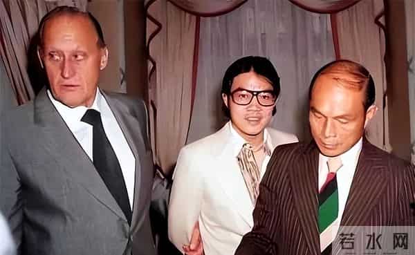 何鸿燊请霍英东喝茶，突然有江湖人怒摔茶杯，随后霍英东离开