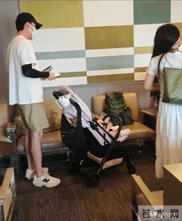胡歌推婴儿车现身上海乐高，2岁女儿小茉莉同行，走3000元VIP道