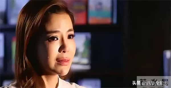 52岁朱迅现身上海，生图皱纹多到浓妆遮不住，头顶长了白发显沧桑