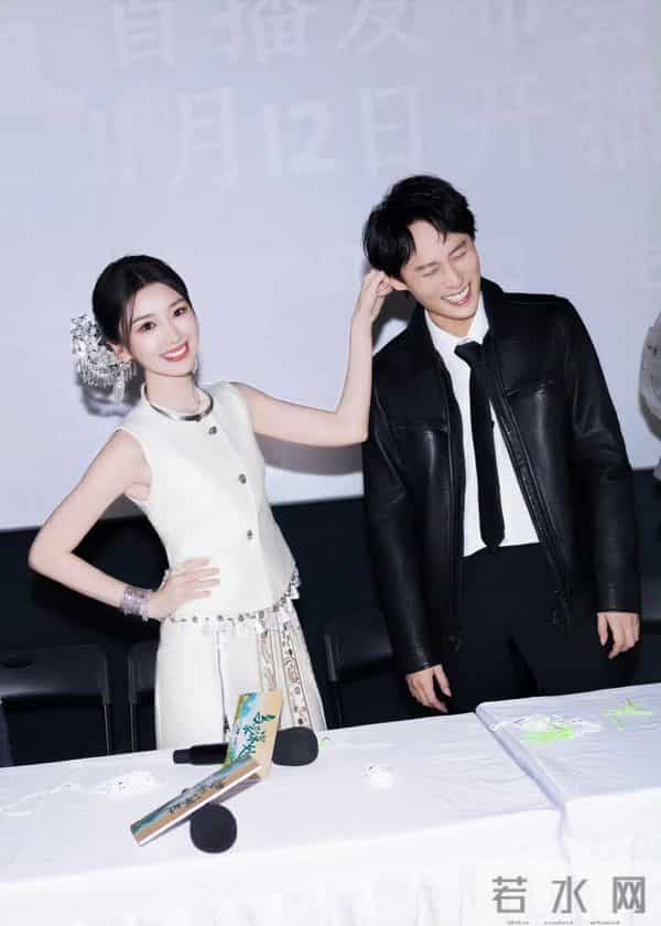 毛晓彤活动现场生图，明艳动人，笑容好美