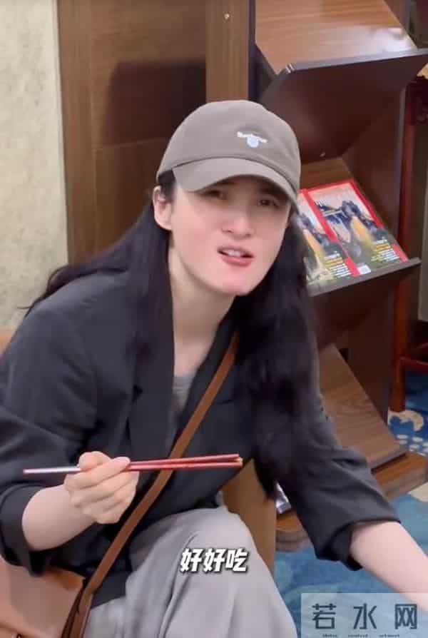 女星蒋勤勤狂炫3碗小面，50岁素颜白到发光！网友：看着就30岁