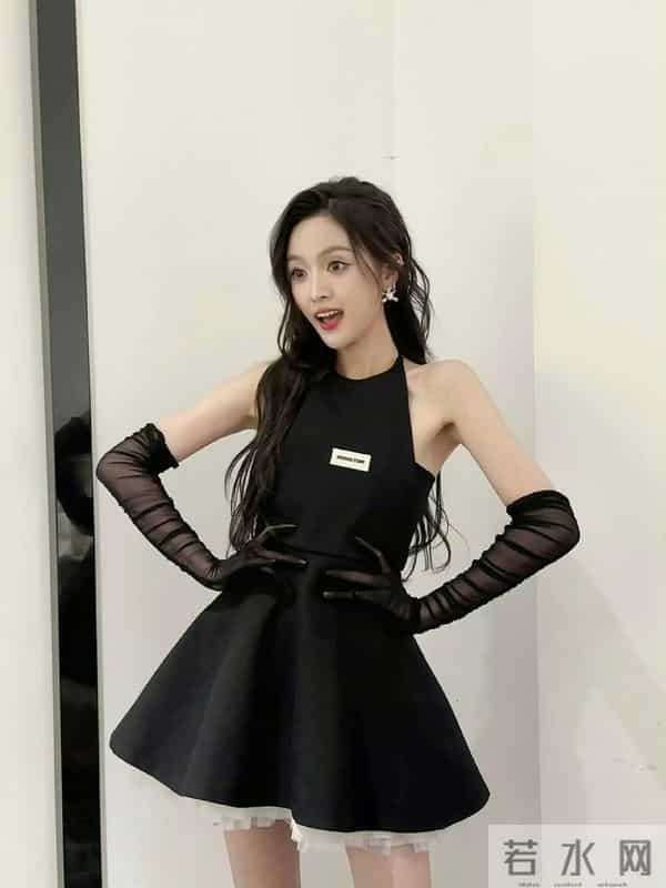 吴宣仪，俏皮小黑裙～