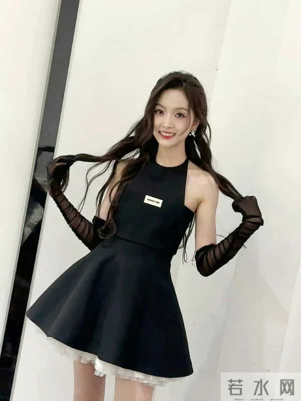 吴宣仪，俏皮小黑裙～