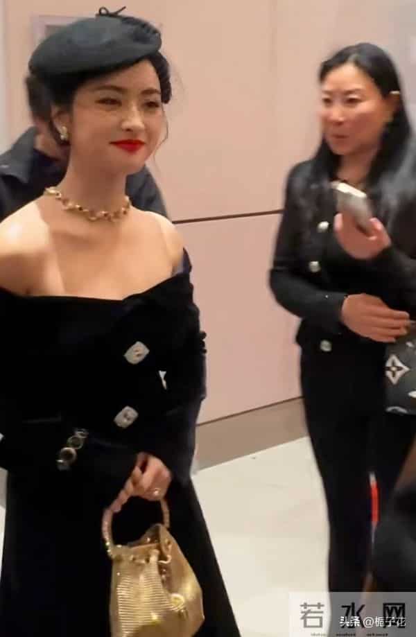 沈月在线下被偶遇，她真的好美啊，穿着抹胸裙，皮肤白皙 太亮眼了