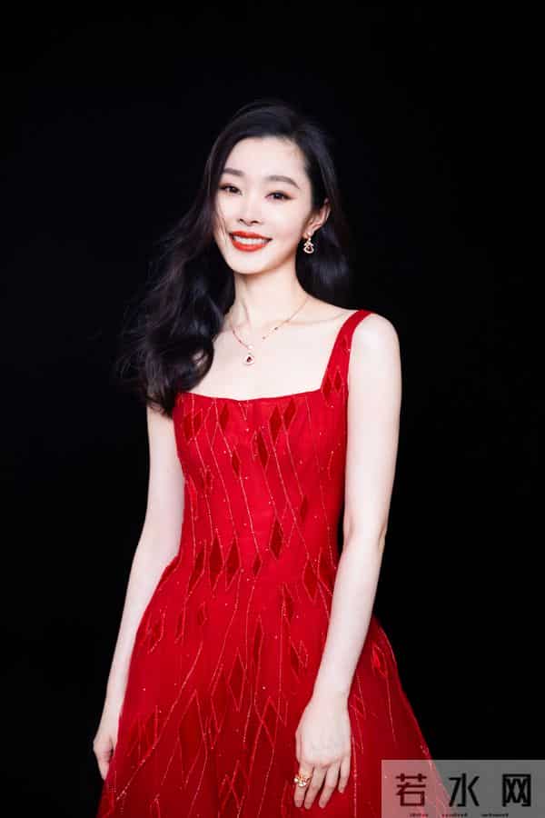 宋轶红色裙造型，东方美学的极致浪漫