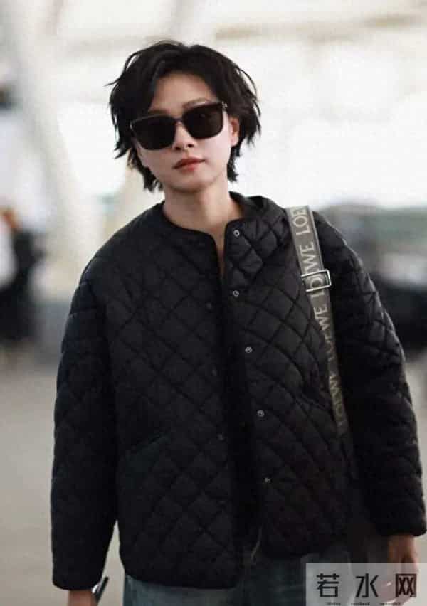 最近万茜亮相机场，她这次搭配了一身深色的衣服看起来洒脱又时尚