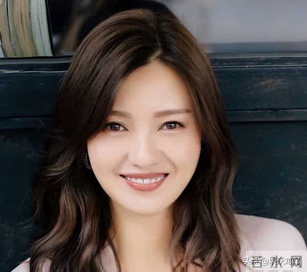 赵宝刚把她“当宝”，孙红雷对她“关爱有加”，48岁她真让人羡慕