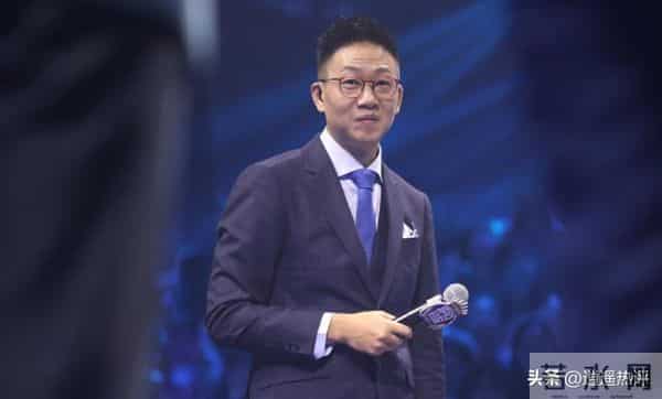 他曾是央视主持，却因“任性”引起领导不满，如今54岁在街头吃播