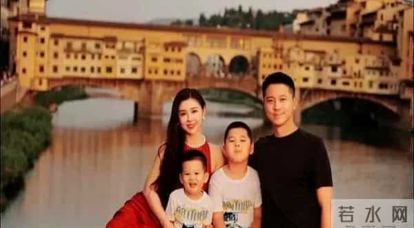 李小萌一家国外度假，两个儿子暴风抽高，都肉嘟嘟的太可爱了