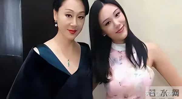 母亲是影后，丈夫是著名演员，公公是央视名嘴，34岁的她在当网红