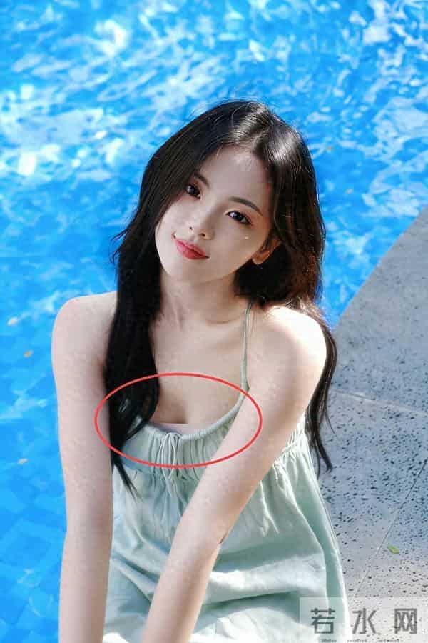 杨超越这个角度拍照里面内衣都漏出来了，没人提醒的吗？