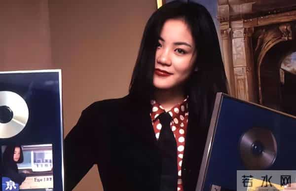 有种人生赢家叫王菲，两婚两离、坚持礼佛20年，她终于迎来福报