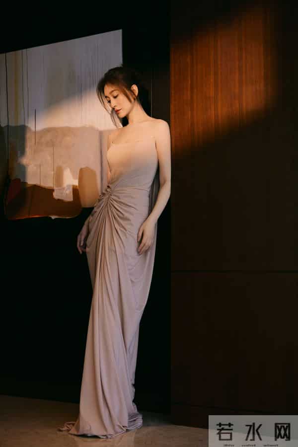 李小冉氛围感大片，裸色长裙展现迷人魅力