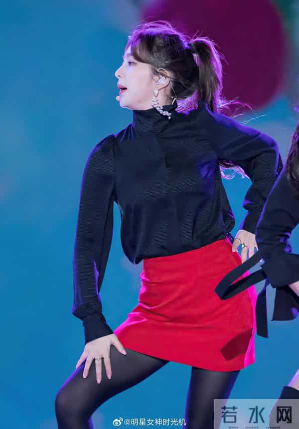 裴珠泫大胆的厚黑裤袜很性感，这个黑色上衣配红色短裙无敌