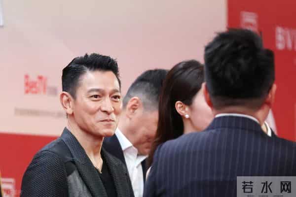 刘嘉玲曝刘德华收工回酒店，有人从他床底下爬出来，“在里面躲了一天”