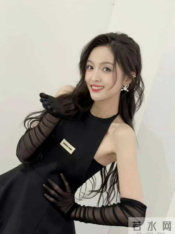 吴宣仪，俏皮小黑裙～