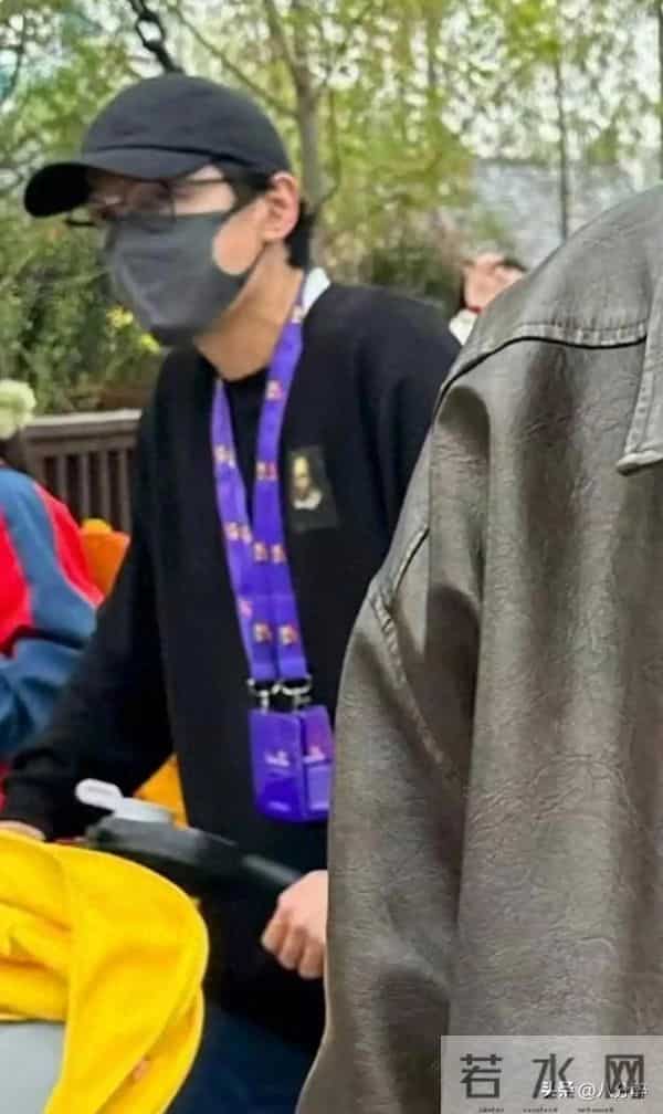 胡歌推婴儿车现身上海乐高，2岁女儿小茉莉同行，走3000元VIP道