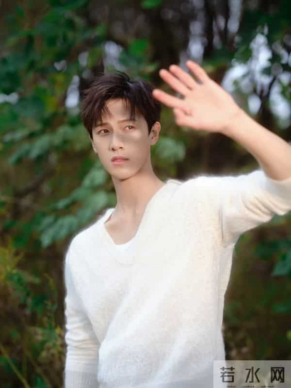 李昀锐清风活动造型，软白毛衣配卡其裤，居家男友感直接溢出屏