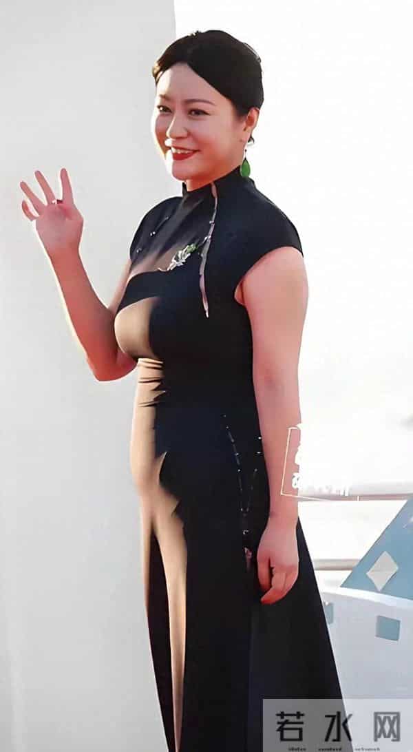 郝蕾太丰满了穿绒衣扣子都撑开了如果扣子突然破了那就十分尴尬了