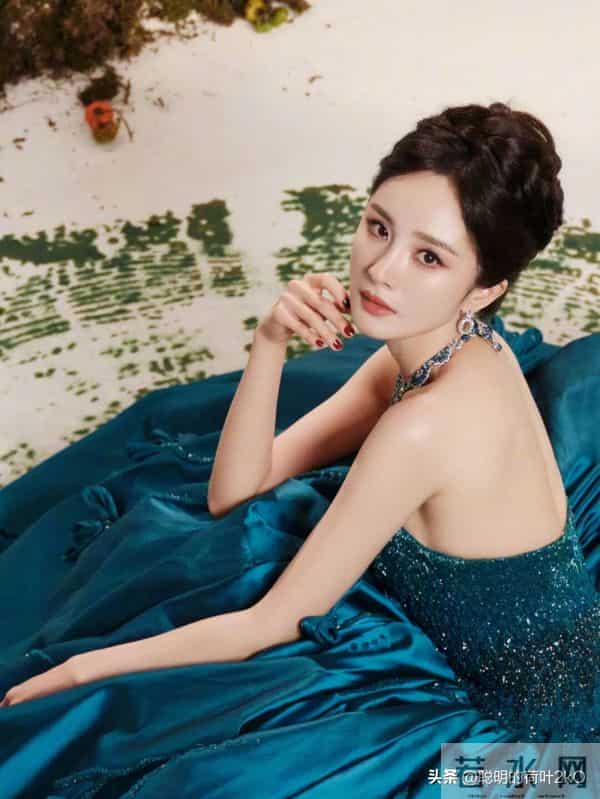 杨幂蓝孔雀女王造型，太美了
