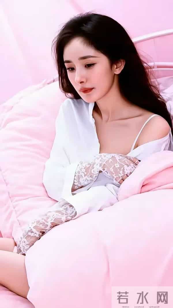 杨幂身材管理太卷！曲线玲珑成时尚标杆