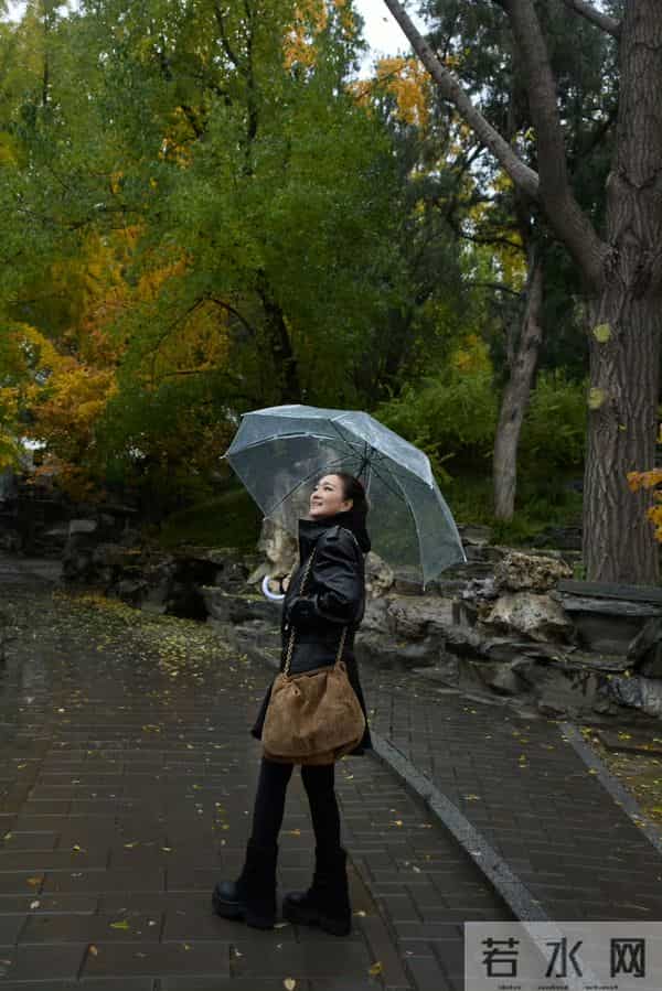 巩俐现身北海公园，雨中散步，59岁体态自然，电影画面照进现实！