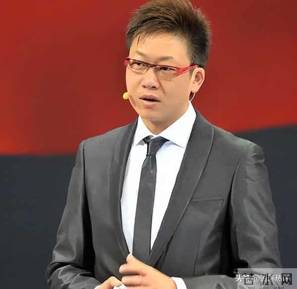 他曾是央视主持，却因“任性”引起领导不满，如今54岁在街头吃播