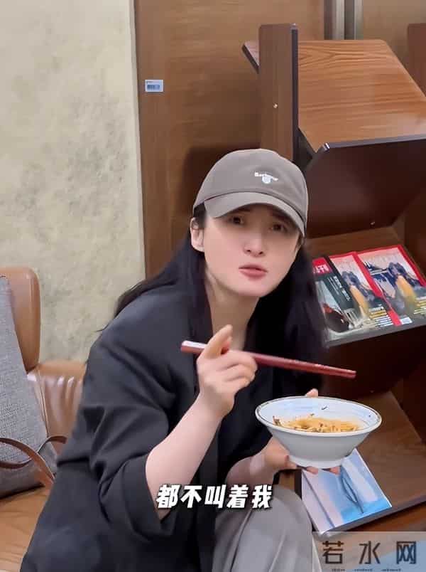 女星蒋勤勤狂炫3碗小面，50岁素颜白到发光！网友：看着就30岁