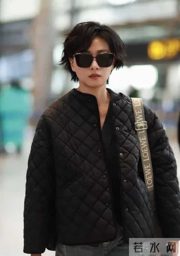 最近万茜亮相机场，她这次搭配了一身深色的衣服看起来洒脱又时尚