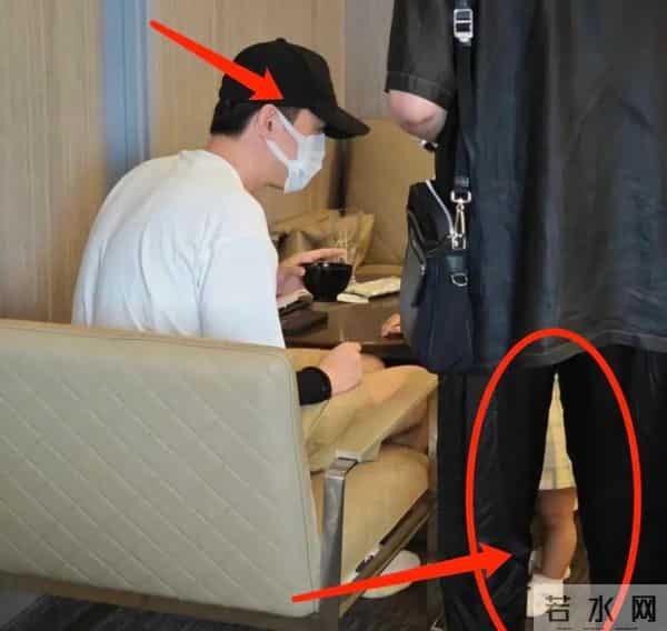 胡歌推婴儿车在上海乐高2岁女儿小茉莉 也在走人均3000元的vip通道