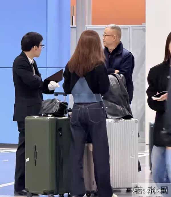 网友日本机场偶遇章泽天，戴眼镜超美气质绝