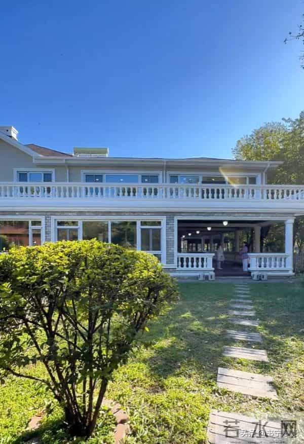 原来他俩是夫妻，家里家外老婆是领导，68岁住大别墅仍坚持拍戏