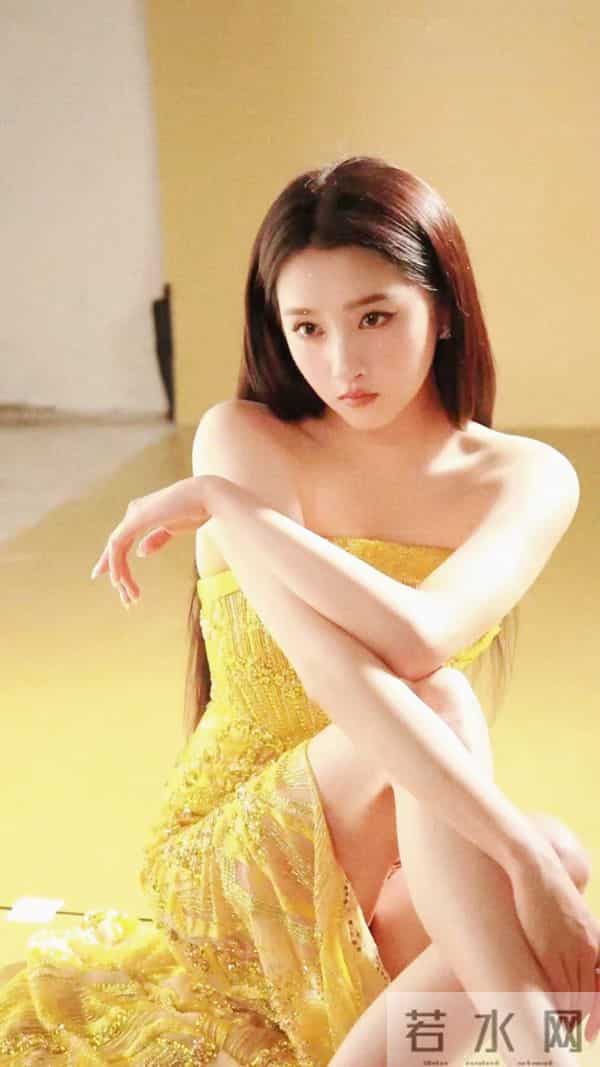 关晓彤长大了，现在走性感路线了，美得像换了个人一样