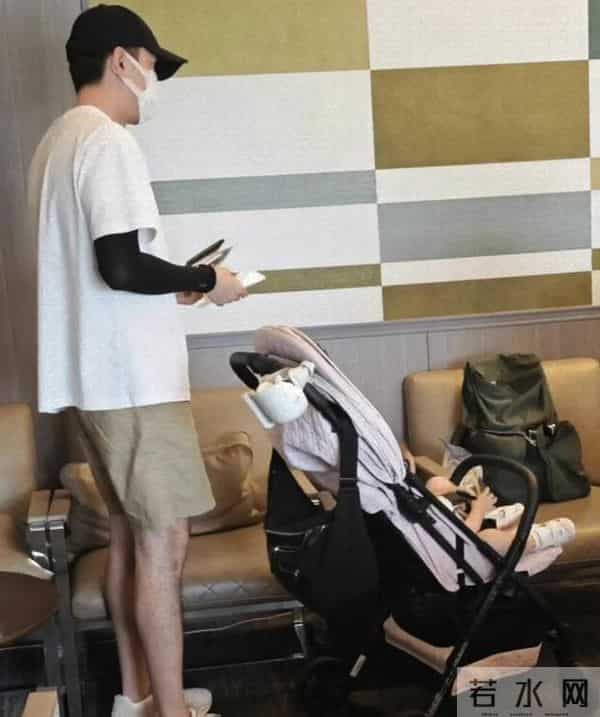 胡歌宠女实锤！带2岁小茉莉逛上海乐高，3千VIP通道藏满父爱