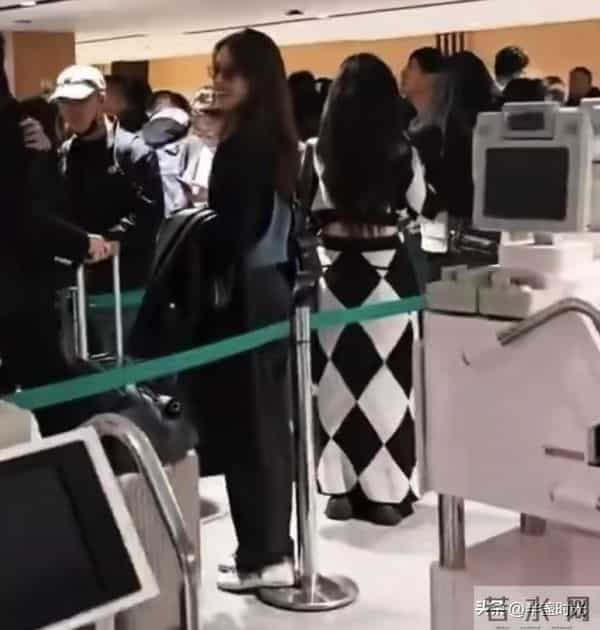 章泽天在机场被偶遇，她的脸真的好美啊，身材也很好，真的太美了