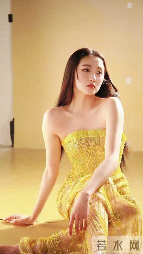 关晓彤长大了，现在走性感路线了，美得像换了个人一样