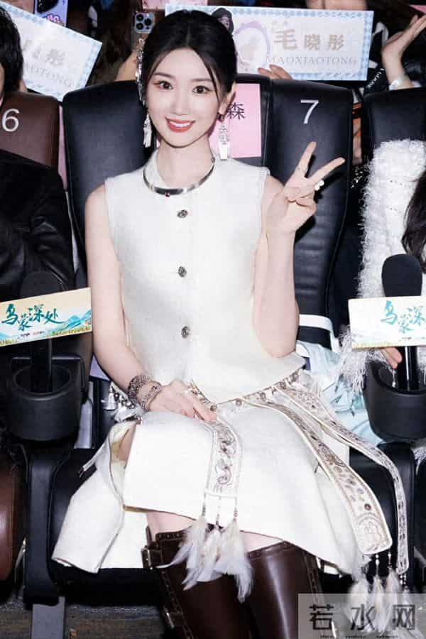 毛晓彤活动现场生图，明艳动人，笑容好美