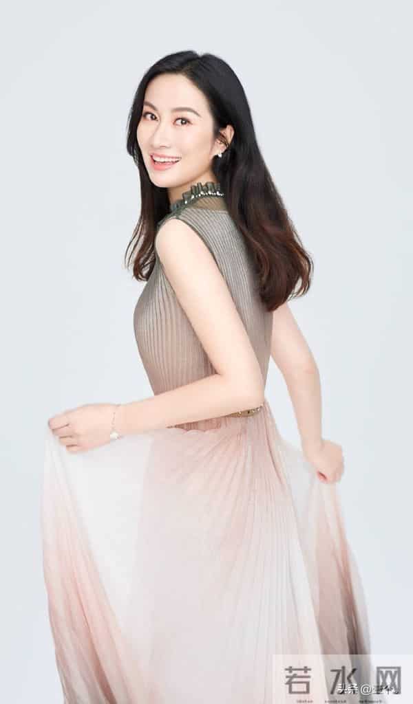 叶璇是岁月沉淀的从容与妩媚，一颦一笑皆有韵味