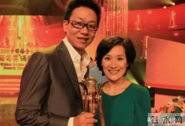 他曾是央视主持，却因“任性”引起领导不满，如今54岁在街头吃播