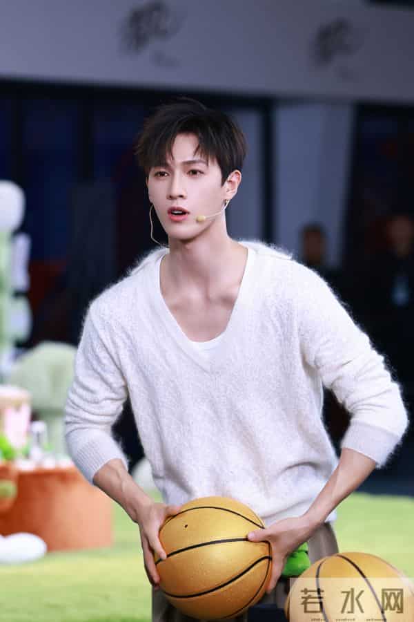 李昀锐清风活动造型，软白毛衣配卡其裤，居家男友感直接溢出屏