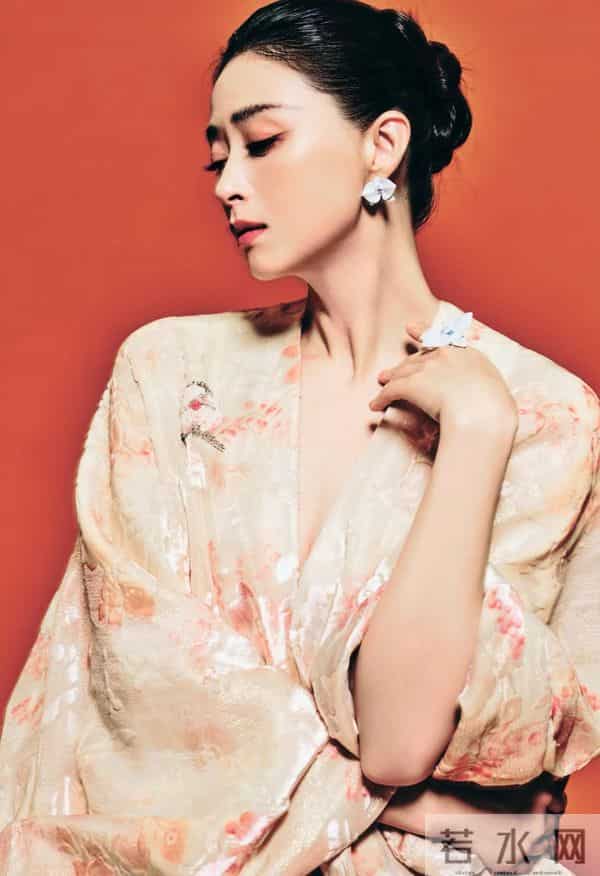 被蒋欣国风装飒到了！别人穿是婉约江南，她穿像执掌半壁江山