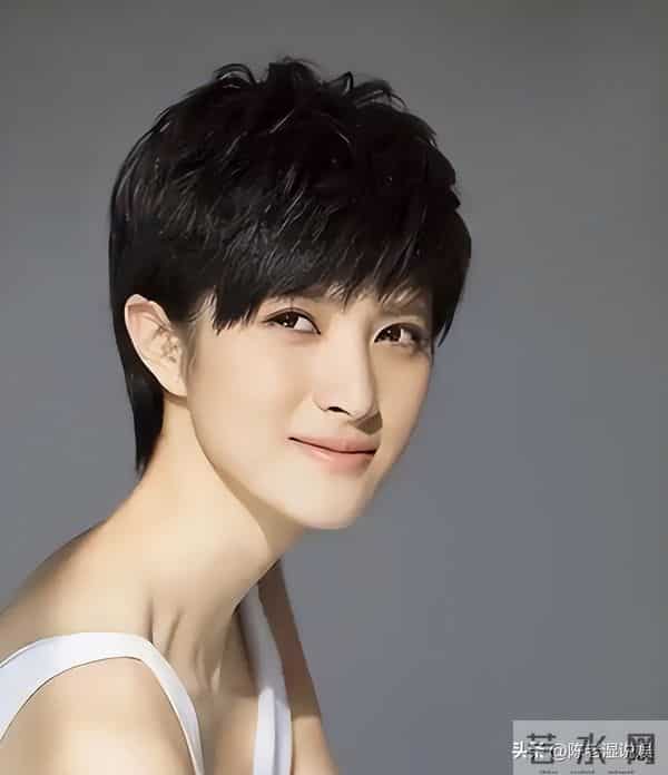 她错过靳东，转身嫁给父亲看中的女婿，如今45岁被婆家宠成公主！