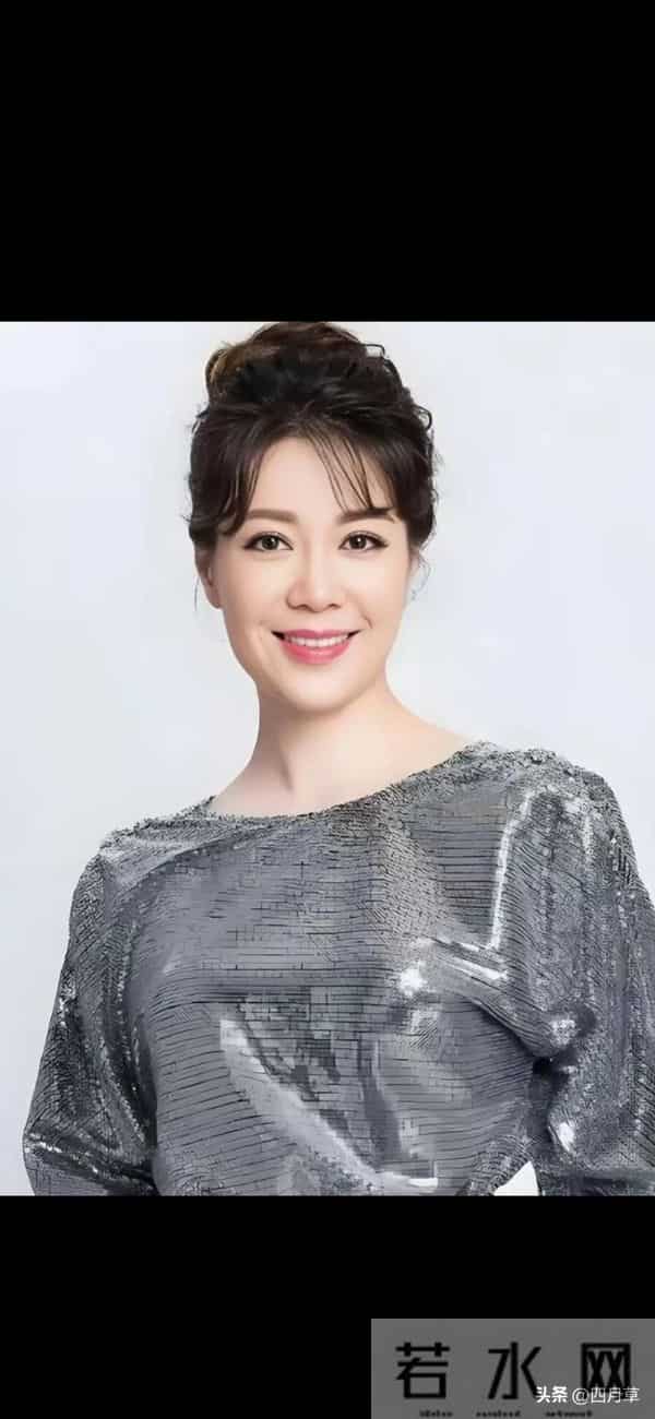 主持人，李文静