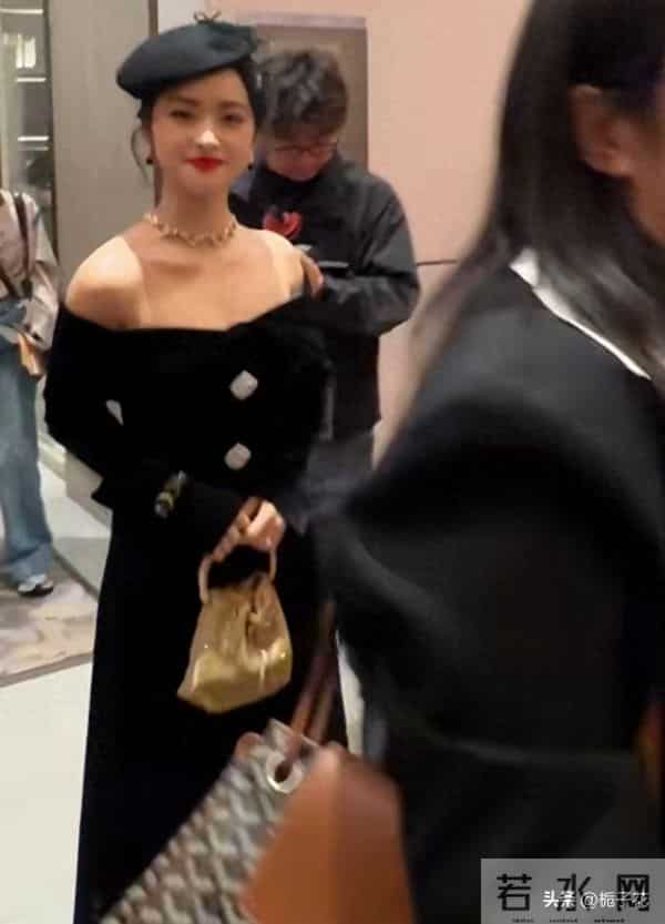 沈月在线下被偶遇，她真的好美啊，穿着抹胸裙，皮肤白皙 太亮眼了