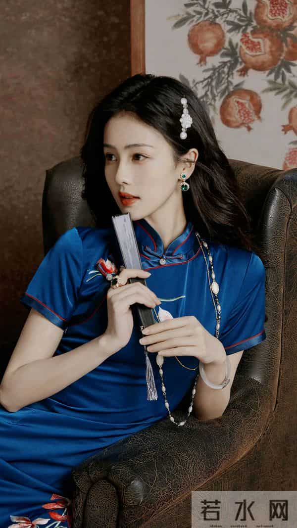 白鹿各色旗袍，凹凸有致