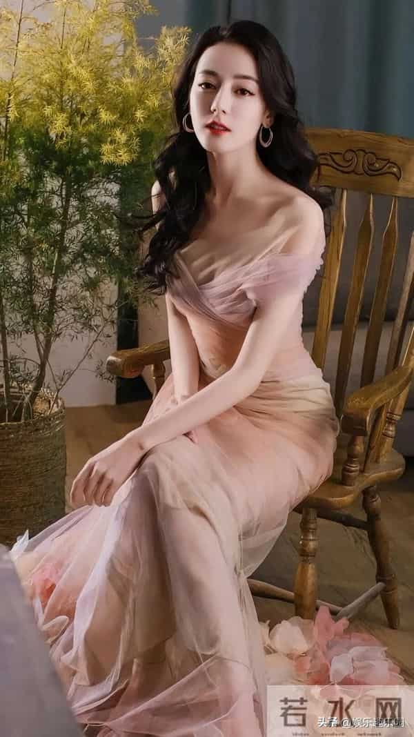 谁能扛住迪丽热巴的颜值暴击？白裙娇俏、红裙明艳，脚链细节…