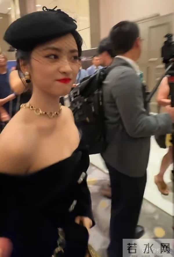 沈月在线下被偶遇，她真的好美啊，穿着抹胸裙，皮肤白皙 太亮眼了