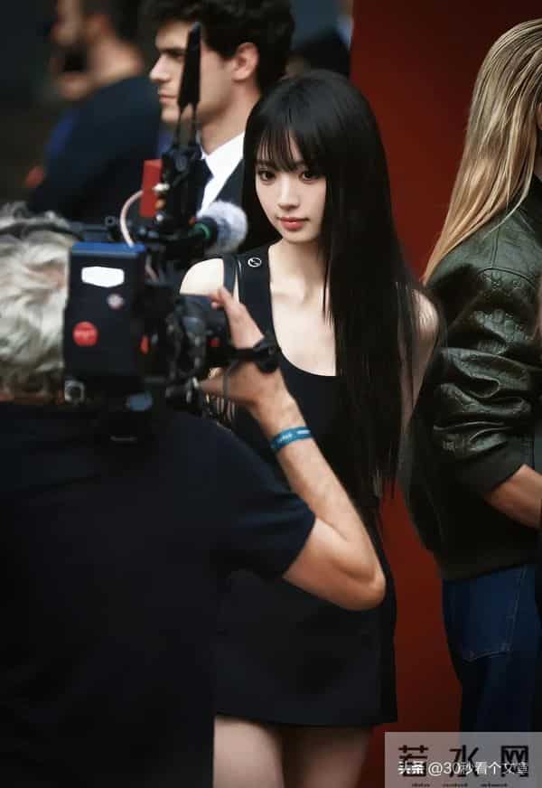 甜妹也能这么野？田曦薇米兰时装周内衣外露，风格颠覆引全网狂赞